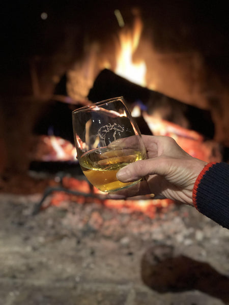 Jockey riding a horse with the text Saratoga on a Stemless wine glass